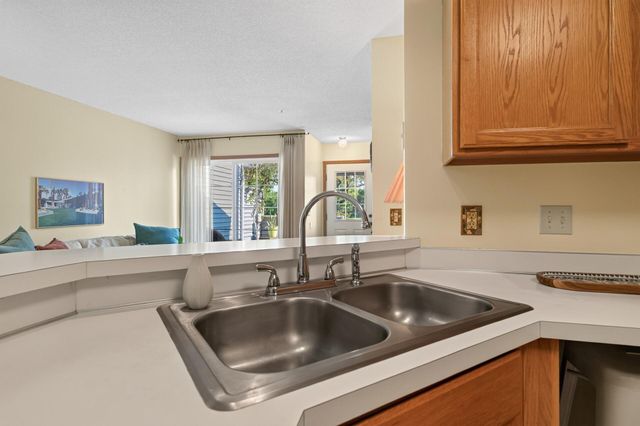 493 Marshland Trail, Chanhassen, MN 55317