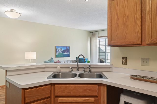 493 Marshland Trail, Chanhassen, MN 55317