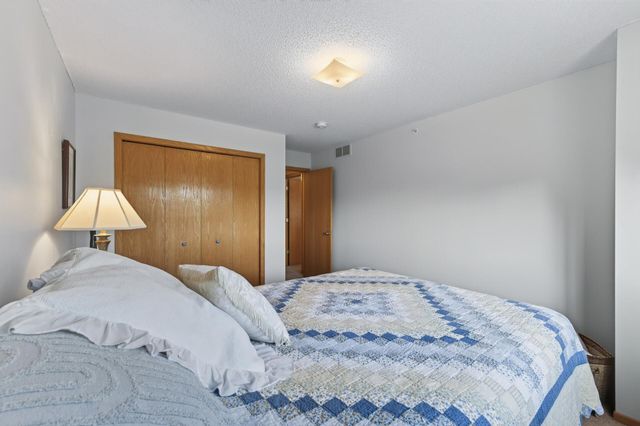 493 Marshland Trail, Chanhassen, MN 55317