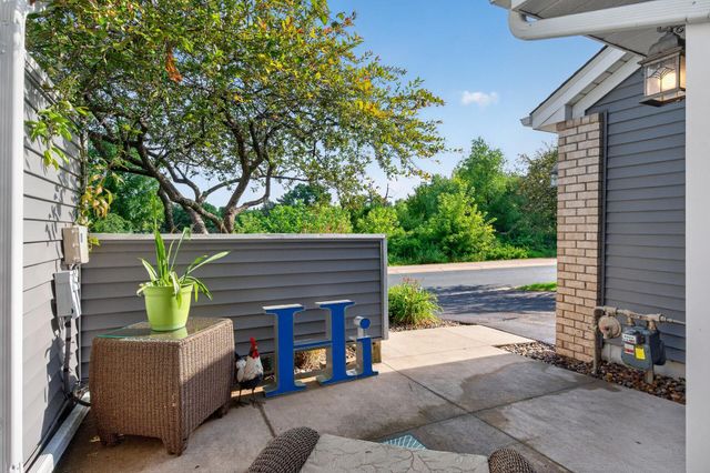 493 Marshland Trail, Chanhassen, MN 55317