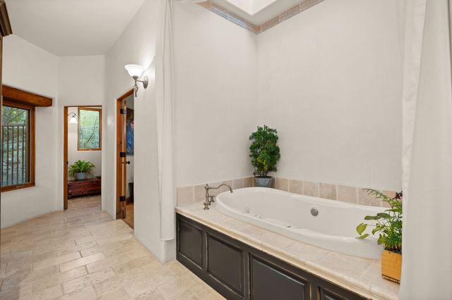 348 White Oaks NE, Albuquerque, NM 87122