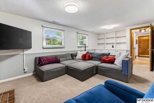 736 Leawood Drive, Omaha, NE 68154