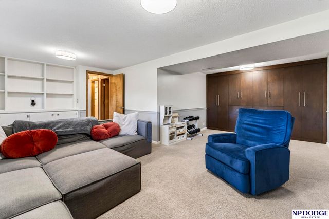 736 Leawood Drive, Omaha, NE 68154