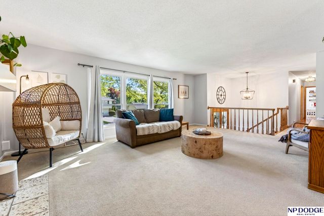 736 Leawood Drive, Omaha, NE 68154