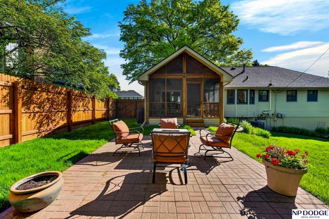 736 Leawood Drive, Omaha, NE 68154