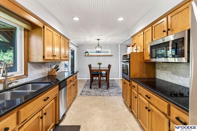 736 Leawood Drive, Omaha, NE 68154