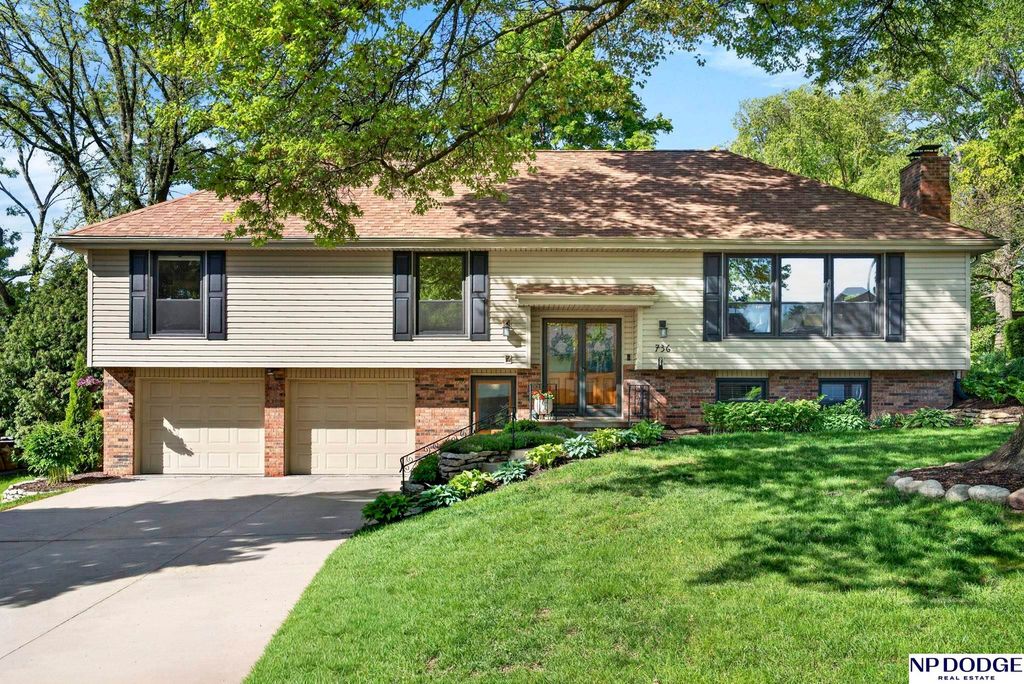 736 Leawood Drive, Omaha, NE 68154