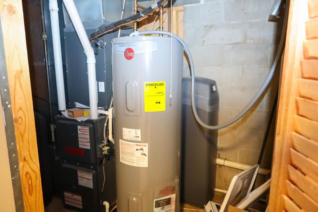 310 POWELLS Street, Crescent, IA 51526