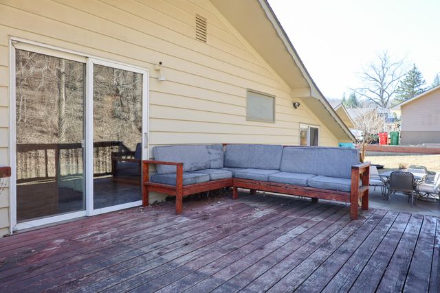 310 POWELLS Street, Crescent, IA 51526