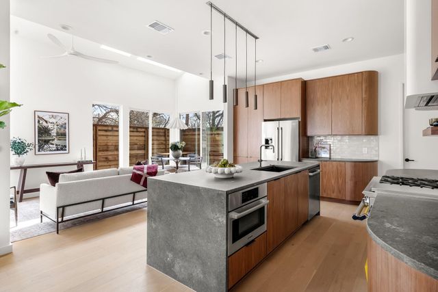 2401 E 18th ST, Austin, TX 78702