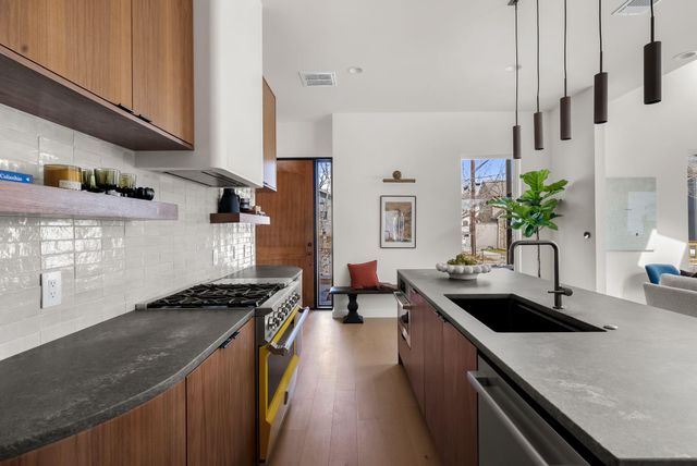 2401 E 18th ST, Austin, TX 78702