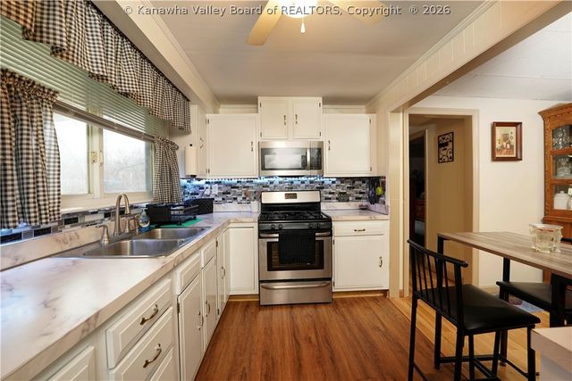 140 Roberts Road, Dunbar, WV 25064