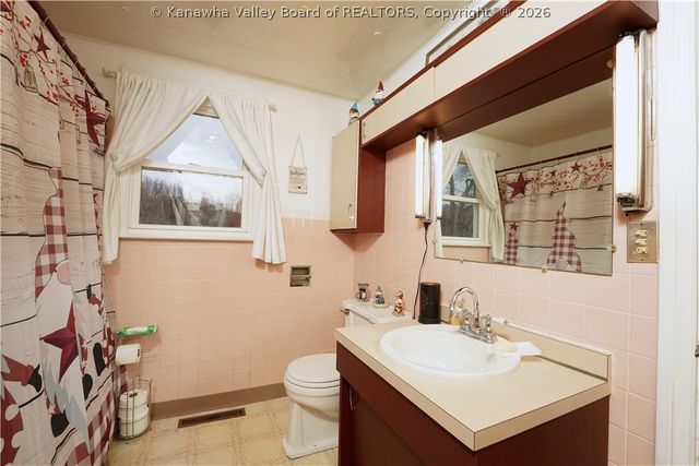 140 Roberts Road, Dunbar, WV 25064