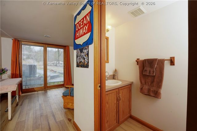 140 Roberts Road, Dunbar, WV 25064