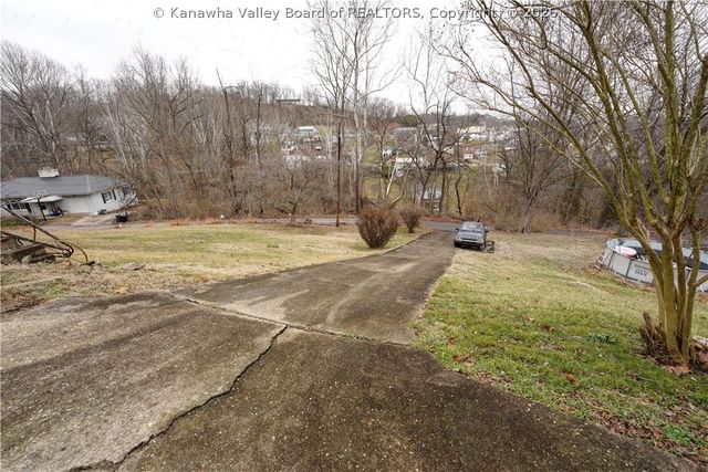 140 Roberts Road, Dunbar, WV 25064