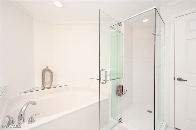 900 L Ambiance CIR 9-106, Naples, FL 34108