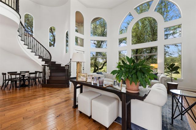 64 Tiburon DR, The Hills, TX 78738