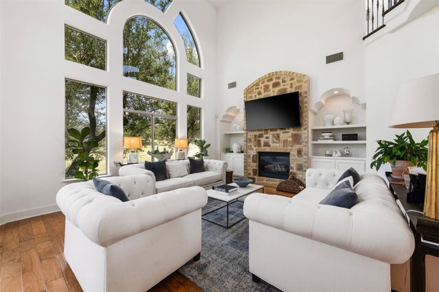 64 Tiburon DR, The Hills, TX 78738
