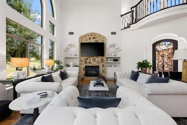 64 Tiburon DR, The Hills, TX 78738