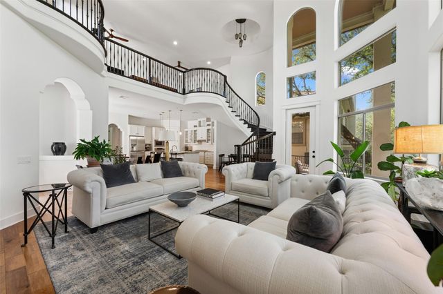 64 Tiburon DR, The Hills, TX 78738
