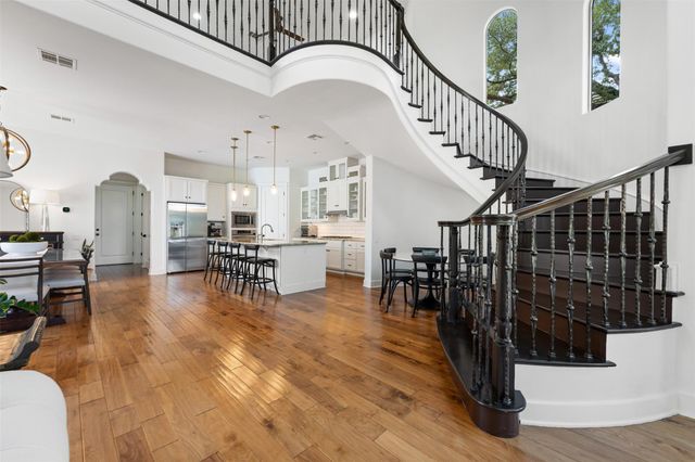 64 Tiburon DR, The Hills, TX 78738