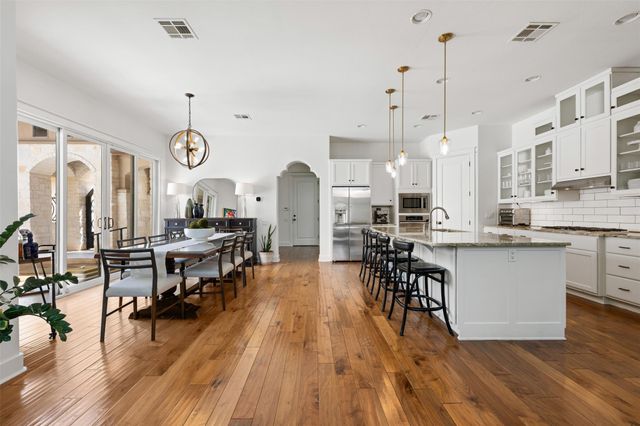 64 Tiburon DR, The Hills, TX 78738