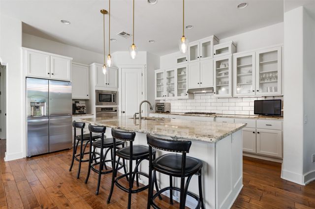 64 Tiburon DR, The Hills, TX 78738