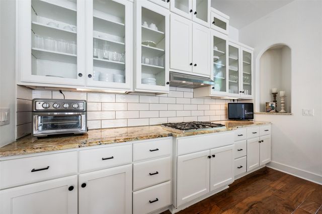 64 Tiburon DR, The Hills, TX 78738