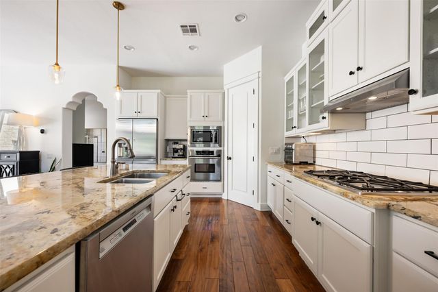 64 Tiburon DR, The Hills, TX 78738