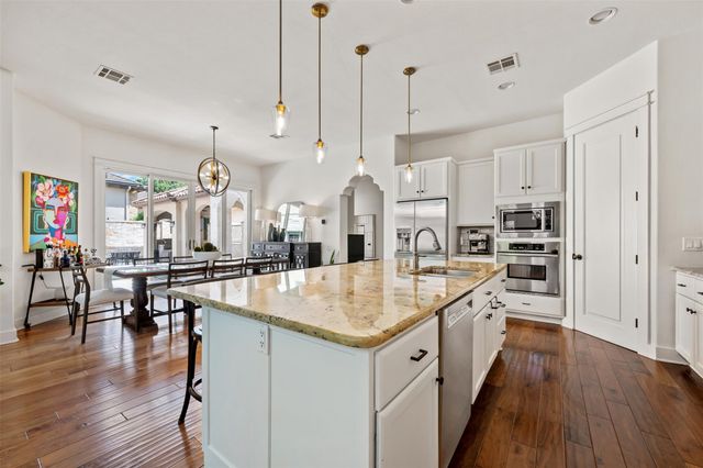 64 Tiburon DR, The Hills, TX 78738
