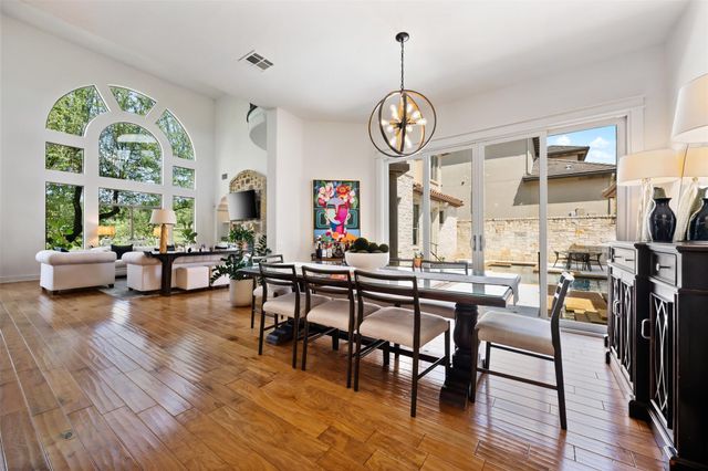 64 Tiburon DR, The Hills, TX 78738