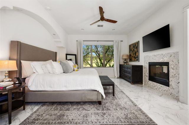 64 Tiburon DR, The Hills, TX 78738