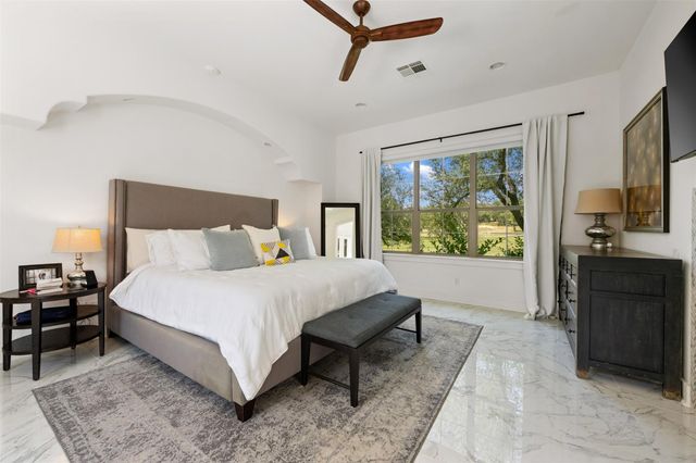 64 Tiburon DR, The Hills, TX 78738