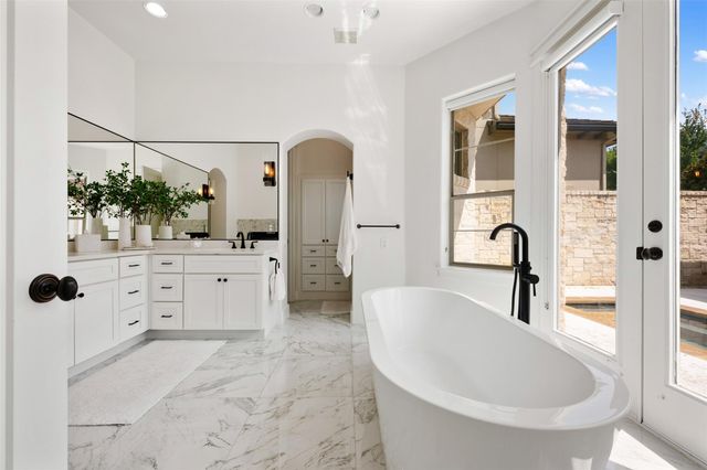 64 Tiburon DR, The Hills, TX 78738