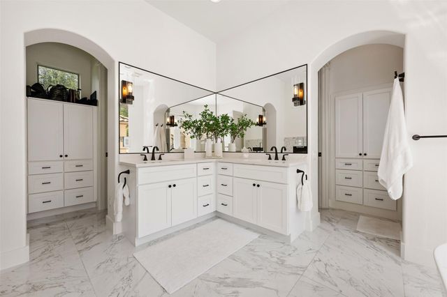 64 Tiburon DR, The Hills, TX 78738