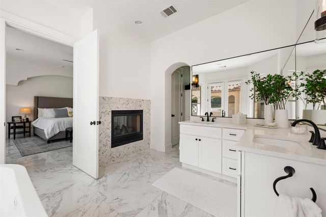 64 Tiburon DR, The Hills, TX 78738