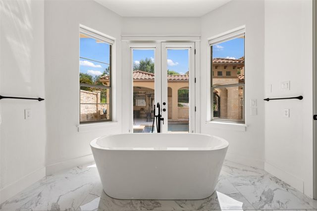 64 Tiburon DR, The Hills, TX 78738