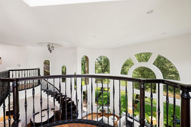 64 Tiburon DR, The Hills, TX 78738