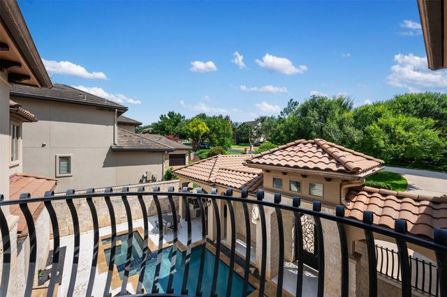 64 Tiburon DR, The Hills, TX 78738
