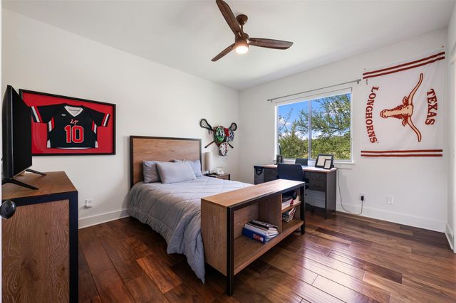 64 Tiburon DR, The Hills, TX 78738
