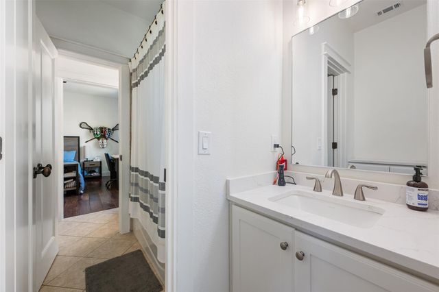 64 Tiburon DR, The Hills, TX 78738
