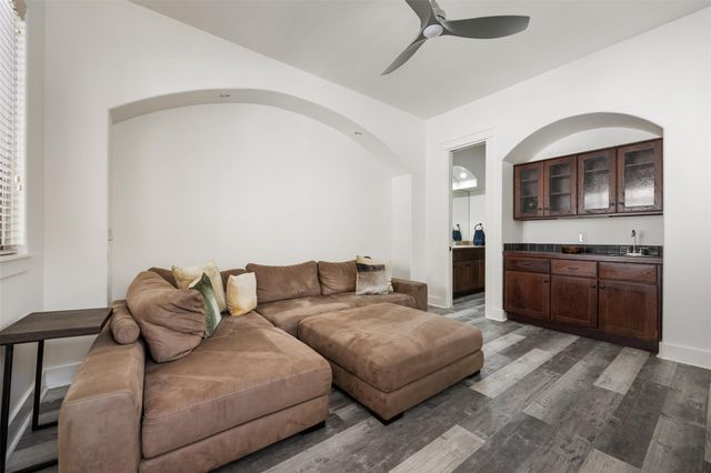 64 Tiburon DR, The Hills, TX 78738