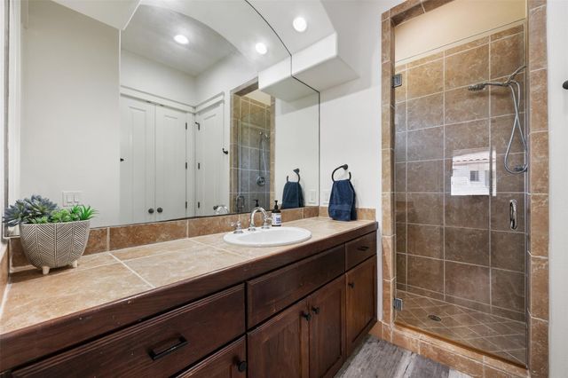 64 Tiburon DR, The Hills, TX 78738