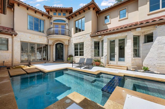 64 Tiburon DR, The Hills, TX 78738