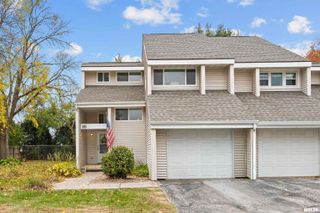 16 COVENTRY Lane J1, Muscatine, IA 52761