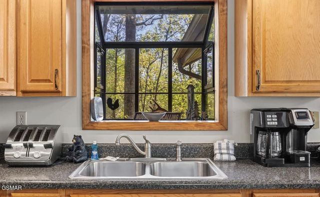 725 Sunshine Trail, Gatlinburg, TN 37738