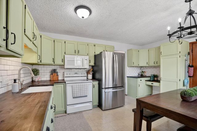 1204 Sunnyside Circle, Cedar Falls, IA 50613