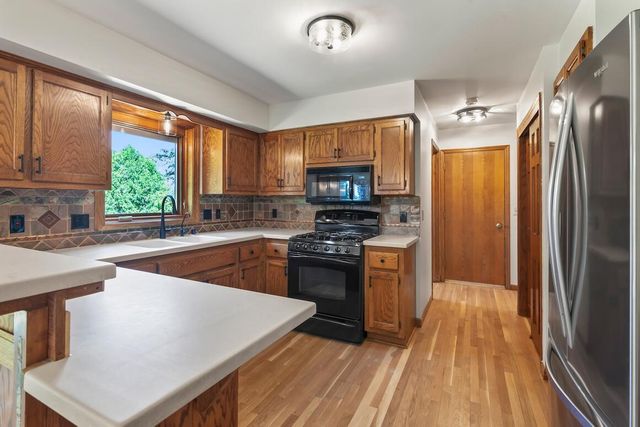 2230 Stony Ridge DRIVE, Waukesha, WI 53189