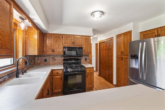2230 Stony Ridge DRIVE, Waukesha, WI 53189