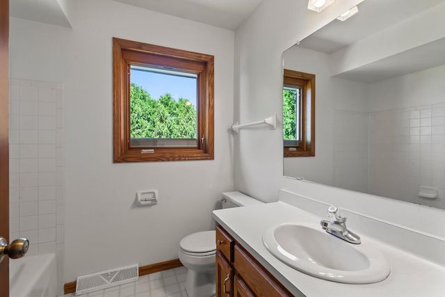 2230 Stony Ridge DRIVE, Waukesha, WI 53189